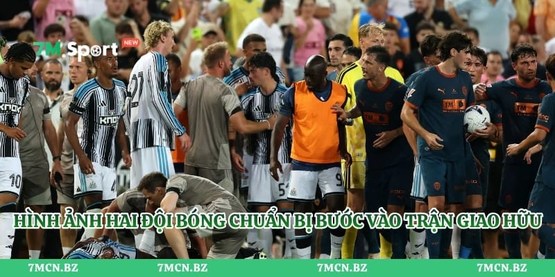 Hình ảnh hai đội bóng chuẩn bị bước vào trận giao hữu